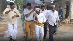 அவரும் மனிதர்தானே! உதவியாளரின் தோளில் கை போட்டு குடை பிடித்த ராமநாதபுரம் ஆட்சியரின் மனிதம் 