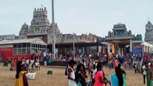 தனி தீவான திருச்செந்தூர்.. 3 நாட்கள் கோவிலில் சிக்கி தவித்த பக்தர்கள்.. இலவச பேருந்துகள் இயக்கம் 