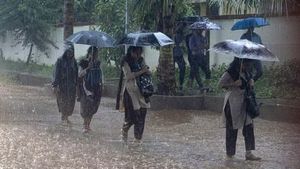 நெல்லை, தூத்துக்குடியில் மெல்ல திரும்பும் இயல்பு நிலை! நாளை பள்ளிகள் செயல்படுமா? வெளியானது அறிவிப்பு 