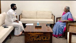 மத்திய அமைச்சர் நிர்மலா சீதாராமனுடன் அண்ணாமலை திடீர் சந்திப்பு.. ஆலோசித்தது என்ன? 