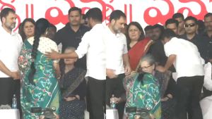 மனைவியோடு நடுமேடையில் சோனியா காலில் விழுந்து கும்பிட்ட ரேவந்த் ரெட்டி- ஆரத் தழுவிய சித்தராமையா!