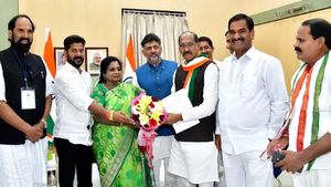 ரிசல்ட் வந்த கையோடு.. ஆளுநரை சந்தித்த காங்கிரசின் ரேவந்த் ரெட்டி.. கூட போனது யாருன்னு பார்த்தீங்களா?