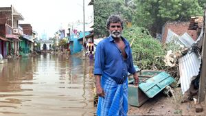 இப்படியுமா நடக்கும்? அதிர்ச்சி.. தூத்துக்குடியில் வெள்ளம் சூழ்ந்த வீடுகளை டார்கெட் செய்து கொள்ளை 