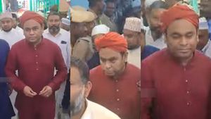 நாகை கந்தூரி விழாவுக்காக ஆட்டோவில் காவி தலைப்பாகை,  சிவப்பு ஜிப்பா, வெள்ளை பேண்டில்! யார்னு பாருங்க 