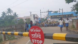 கொந்தளித்த விழுப்புரம்- ரயில்வே கேட் பலகையில் 'தமிழ்' நீக்கம்- 'தெலுங்கு' மொழியில் எச்சரிக்கை பலகை! 