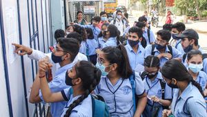 சிபிஎஸ்இ 10 & 12ஆம் வகுப்பு பொதுத் தேர்வு அட்டவணை வெளியானது! எந்த நாளில் எந்த தேர்வு? முழு விவரம்!