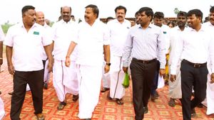 கலெக்டரின் கண்ணை கட்டிவிட்ட அமைச்சர்! தலைக்காட்டாத திமுக MLAக்கள்! திருச்சியில் தினுசா நடந்த விழா! 