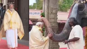 ஸ்ரீரங்கத்தில் மோடிக்கு ஆசி வழங்கிய ஆண்டாள் யானை.. மவுத் ஆர்கன் வாசித்து அசத்தல் 