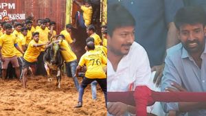 அனல் பறக்கும் அலங்காநல்லூர் ஜல்லிக்கட்டு.. சூரி மாடு எங்கப்பா.. வீர விளையாட்டை ரசித்த பிரபலங்கள் 