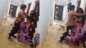  அம்மாவின் புடவையை உருவி.. பாவாடையுடன் நிற்க வைத்து.. கழுத்தை 