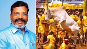 தொட்டுப்பார்.. திமிறி பாய்ந்த திருமாவளவன் காளை! தங்கக்காசு பரிசளித்த அமைச்சர் பழனிவேல் தியாகராஜன்! 