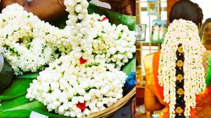 மல்லிகைப் பூ 1 கிலோ ரூ.5,000! முகூர்த்த நாள், வரத்து குறைவு எதிரொலியால் விலை கிடு கிடு! 