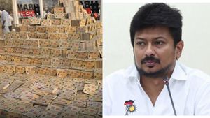  மலை போல குவித்து வைக்கப்பட்டுள்ள அட்டைகள்.. திமுக இளைஞரணி மாநாட்டில் கண்ணாடி அறை.. என்னனு தெரியுதா?