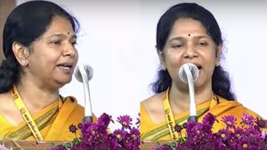  மழைவெள்ள ஆய்வு நேரத்தில் பூசாரி சம்பளத்துக்கு பஞ்சாயத்தா? நிர்மலா சீதாராமனுக்கு டோஸ்விட்ட கனிமொழி!