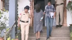 மகனை கொன்றுவிட்டு உடலுடன் 19 மணி நேரம் இருந்த பெண் அதிகாரி.. வெளிவந்த புதிய 'திடுக்' தகவல்