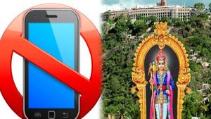 பழனி கோயிலில் பக்தர்கள் செல்போன்கள் பறிமுதல்; ரூ.500 அபராதம்.. உண்டியலில் போடுவதாக மிரட்டல் 