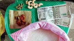 பொங்கல் பரிசு 1000 ரூபாய்.. கோவை ரேஷன் கடையில் நடந்த கூத்தை பாருங்க.. உள்ளே வந்த போலீஸ் 