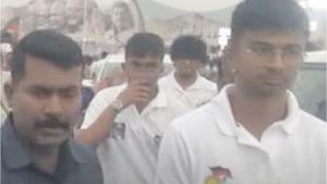  சேலம் திமுக இளைஞரணி மாநாடு.. அமைச்சர் உதயநிதி ஸ்டாலினுடன் பொறுப்பாக வந்து நின்ற இன்பநிதி