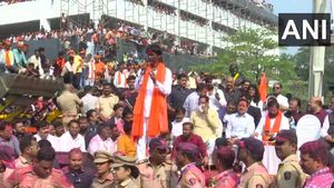 மகாராஷ்டிரா: உச்சகட்ட பதற்றம் ஓய்ந்தது- மராத்தா இடஒதுக்கீடு கோரிக்கை அரசு ஏற்பு- உண்ணாவிரதம் வாபஸ்! 