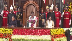 லோக்சபா தேர்தல்.. தீவிரமடையும் எதிர்பார்ப்புகள்! ஜனாதிபதி உரையுடன் தொடங்கியது பட்ஜெட் கூட்டத்தொடர்