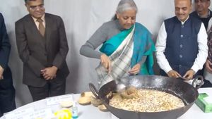மத்திய பட்ஜெட்டின் இறுதி கட்டம்.. 'அல்வா' கொடுத்து தொடங்கி வைத்த நிதி அமைச்சர் நிர்மலா சீதாராமன்! 