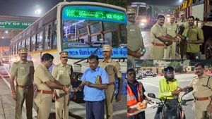 வேலூர் பள்ளிகொண்டா சுங்கச்சாவடியில் சூப்பர்..  நடுராத்திரியில் போலீஸ் தந்த இன்ப அதிர்ச்சி 