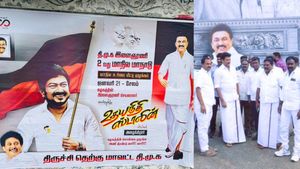 திமுக இளைஞரணி மாநாடு!  நண்பனுக்காக 150 கிமீ தூரத்துக்கு 3,000 போஸ்டர்கள் ஒட்டிய அன்பில் மகேஸ்! 