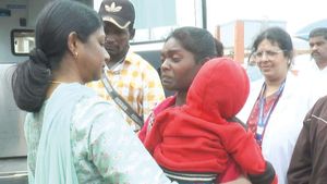 எங்களை மன்னிச்சிடுங்க.. கண்ணீரை துடைத்து கட்டியணைத்து வழி அனுப்பிய நீலகிரி கலெக்டர் 