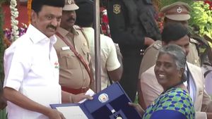 கல்வி தாய்.. மதுரை ஆயி பூர்ணம் அம்மாளுக்கு குடியரசு தின விழாவில் முதல்வர் வழங்கிய சிறப்பு விருது