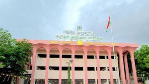 ஷாக்! மதுரை மாநகராட்சி துணை மேயர் நாகராஜன் வீடு, அலுவலகம் மீது கொடூர தாக்குதல்.. 2 பேர் வெறிச்செயல் 