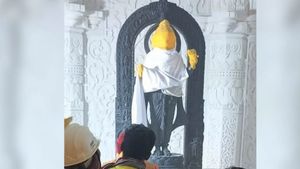 அயோத்தி கும்பாபிஷேக விழா.. கோவில் கருவறையில் வைக்கப்பட்ட குழந்தை ராமர் சிலை.. வெளியான முதல் போட்டோ