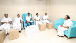 சேலம் மாவட்டத்தில் அதிமுக ஜெயித்தது எப்படி? திமுக நிர்வாகிகளிடம் உதயநிதி கிடுக்கிப்பிடி! 