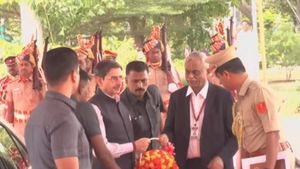 ஆளுநர் ரவியை வரவேற்றார் ஜாமீனில் வெளியே வந்த துணைவேந்தர் ஜெகநாதன்.. கருப்புக்கொடி காட்டியவர்கள் கைது