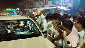 எதிர்பார்க்காத கனிமொழி! சர்ப்ரைஸ் கொடுத்த கட்சிக்காரர்கள்! சாலை வழிப் பயணத்தில் நடந்த சுவாரஸ்யம்! 