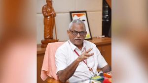 ஷாக்.. சேலம் பெரியார் பல்கலைக்கழக துணைவேந்தர் ஜெகநாதன் கூட்டாளிகள் தலைமறைவு.. போலீஸ் வலைவீச்சு 
