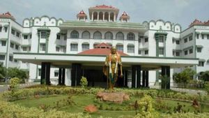 கையில் செல்போன் இருந்தால் சமூக வலைத்தளங்களில் கண்டபடி பதிவு செய்யலாமா? ஹைகோர்ட் கிளை நீதிபதி காட்டம் 