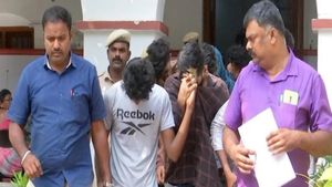 “ஹலோ தம்பி போலீஸ் பேசுறோம்பா.. ஆபாச படம் பாக்குறீயாமே!” கோவையில் அத்துமீறிய மாணவர்கள்.. அதிரடி கைது 