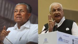  டீக்கடையில் அமர்ந்து தர்ணாவில் ஈடுபட்ட கேரள ஆளுநர்.. பினராயி விஜயன் கேட்ட 'நறுக்' கேள்வி