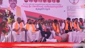 ‛‛மத்திய அமைச்சருக்கு சீட் கொடுக்காதீங்க’’.. எடியூரப்பா மகன் காலில் விழுந்து கெஞ்சிய பாஜக எம்எல்ஏ 