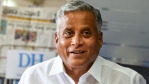 அய்யயோ எனக்கு செய்வினை வெச்சுட்டாங்க..4.5 அடி குழியில் விழுந்துட்டேன்.. கர்நாடகா பாஜக சோமண்ணா பகீர்! 