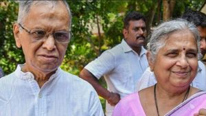 ‛ஓசி’.. காதலிக்காக ரயிலில் டிக்கெட் இன்றி பயணித்த இன்போசிஸ் நாராயண மூர்த்தி.. காதலி யார் தெரியுமா? 