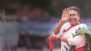 40 ஆண்டுகளுக்கு பிறகு.. குடியரசு தின கொண்டாட்டத்திற்கு சாரட் வண்டியில் வந்து கொடி ஏற்றிய ஜனாதிபதி 
