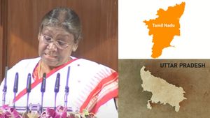  கம்பீரமாக உரையை தொடங்கிய குடியரசுத் தலைவர்! தமிழ்நாடு + உத்தரப் பிரதேசம்.. சொன்னதை கவனிச்சீங்களா! 