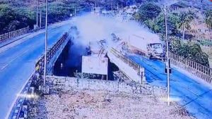 தொப்பூர் கணவாய் பகுதியில் கோர விபத்து.. 5 வாகனங்கள் மோதல்! பறந்து சென்று விழுந்த கார்.. 4 பேர் பலி!