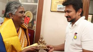 கல்வி தாய் மதுரை பூரணம் அம்மாள்.. தேடி போய் சந்தித்த உதயநிதி ஸ்டாலின்.. நெகிழ்ச்சியுடன் சொன்ன விஷயம் 