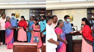  அட.. தவித்த ரயில் பயணிகளுக்கு உதவியதற்காக ரயில்வே அளித்த வெகுமதியை நிவாரண நிதியாக வழங்கிய மக்கள்!