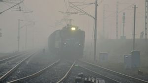  மைனஸுக்கு நெருக்கமாக செல்லும் வெப்பநிலை.. டெல்லியில் கடும் குளிர்+பனிமூட்டம்! ரயில் சேவை பாதிப்பு 