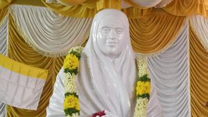 வள்ளலார் சர்வதேச மையத்திற்கு அடிக்கல்? சட்டென குவிந்த பக்தர்கள்.. போலீஸ் ரவுண்டப் செய்ததால் பதற்றம் 