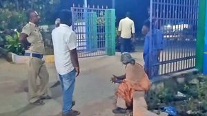  மாட்டிறைச்சி கொண்டு சென்றதால் இறக்கி விட்ட டிரைவர், கண்டக்டர் மீது பாய்ந்தது வன்கொடுமை சட்டம்!