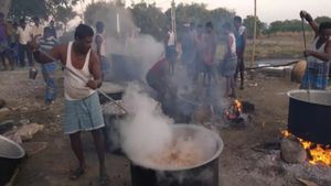 மணமணத்த மதுரை! முனியாண்டி கோயிலில் பிரியாணி திருவிழா! 200 ஆடு, 300 கோழி, 3000 கிலோ அரிசியில் மாஸ் 